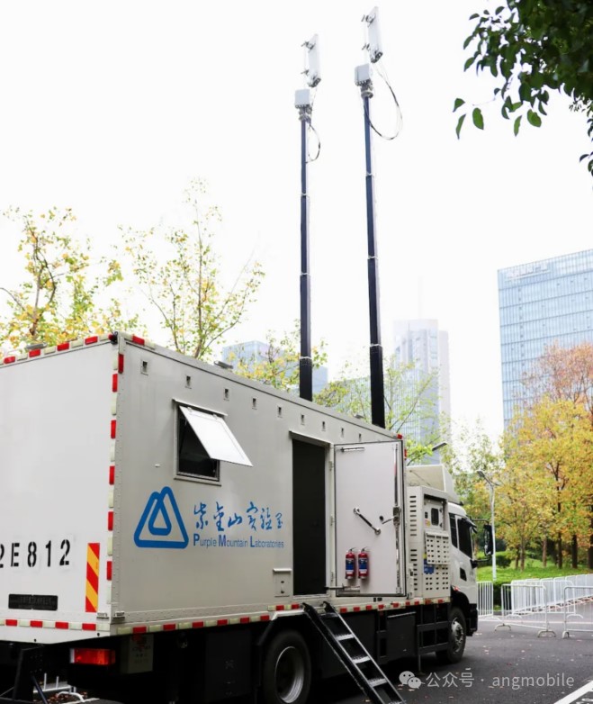 Semasa Maraton Nanjing 2024, Purple Mountain Laboratories menggunakan dron keselamatan 6G untuk pengawasan video masa nyata. (Foto dari akaun rasmi WeChat Angmobile)