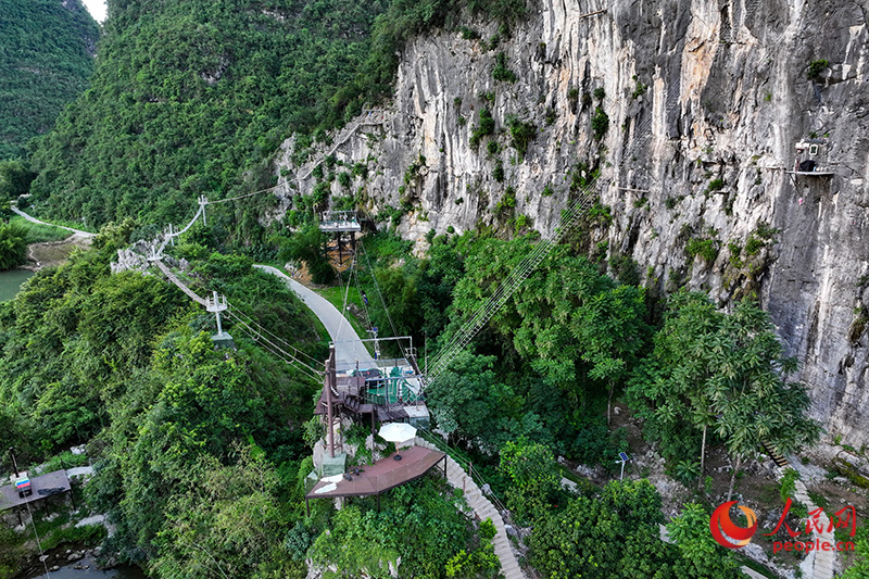 Foto memperlihatkan fasiliti memanjat batu yang dinamakan Feilada, sebuah aktiviti luar bilik yang berpangkalan di kampung Longcun, kaunti Yangshuo, bandar Guilin, Wilayah Autonomi Zhuang Guangxi di selatan China. (People’s Daily Online/Lei Qijun)