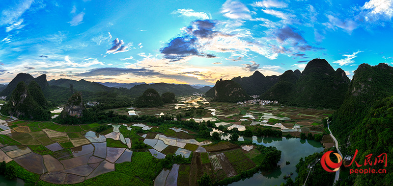 Foto menunjukkan pemandangan nan indah di kampung Longcun, kaunti Yangshuo, bandar Guilin, Wilayah Autonomi Zhuang Guangxi di selatan China. (People’s Daily Online/Lei Qijun)