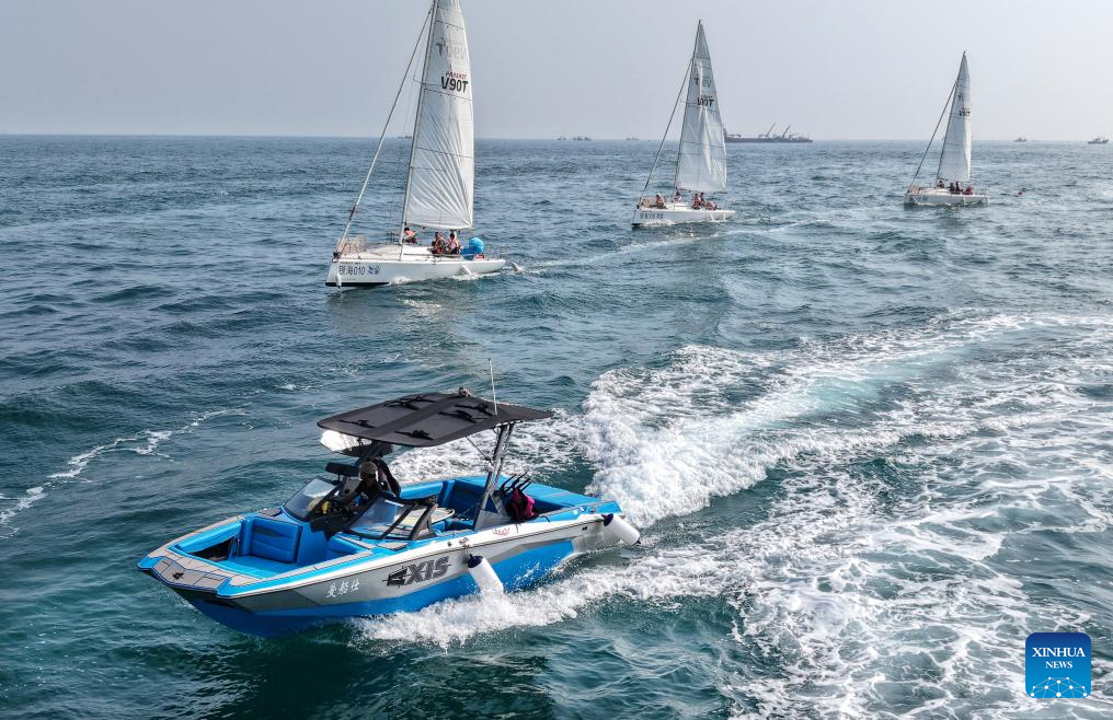 Foto dron bertarikh 10 Julai 2025 ini memperlihatkan beberapa perahu layar yang menyertai acara pelayaran di laut di kawasan Teluk Laolong, Qingdao, provinsi Shandong, timur China. (Xinhua/Li Ziheng)
