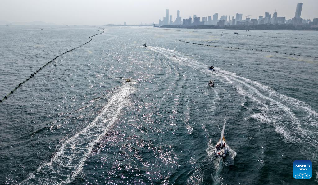 Foto dron bertarikh 10 Julai 2025 ini memperlihatkan beberapa perahu layar yang menyertai acara pelayaran di laut di kawasan Teluk Laolong, Qingdao, provinsi Shandong, timur China. (Xinhua/Li Ziheng)