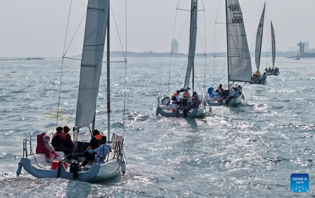 Foto dron bertarikh 10 Julai 2025 ini memperlihatkan penduduk dan pelancong menyertai acara pelayaran di laut di kawasan Teluk Laolong, Qingdao, provinsi Shandong, timur China. (Xinhua/Li Ziheng)