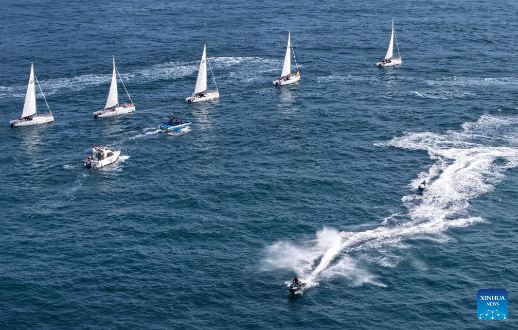 Foto dron bertarikh 10 Julai 2025 ini memperlihatkan beberapa perahu layar yang menyertai acara pelayaran di laut di kawasan Teluk Laolong, Qingdao, provinsi Shandong, timur China. (Xinhua/Li Ziheng)