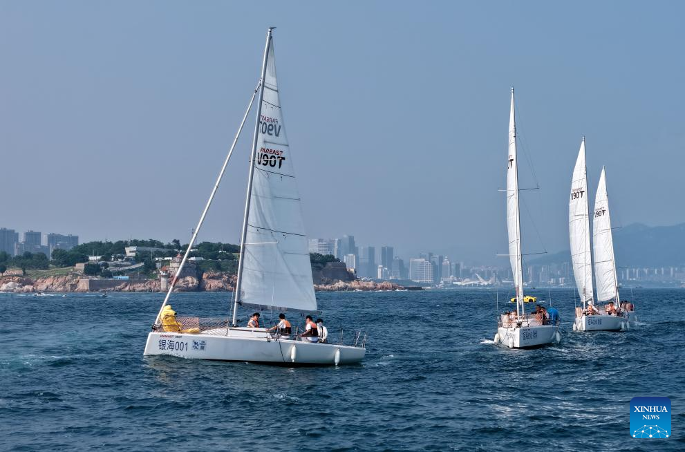 Foto dron bertarikh 10 Julai 2025 ini menunjukkan penduduk dan pelancong menyertai acara pelayaran di laut sekitar Pulau Xiaomai di Qingdao, provinsi Shandong, timur China. (Xinhua/Li Ziheng)