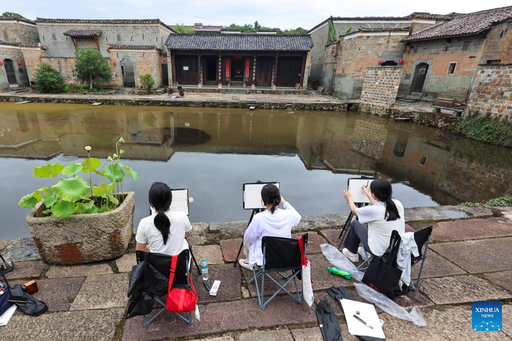 Sekumpulan remaja membuat lakaran bangunan purba di Kampung Zhuqiao, Jinxi, bandar Fuzhou, provinsi Jiangxi, timur China, 9 Julai 2025. (Xinhua/Liu Jinhai)