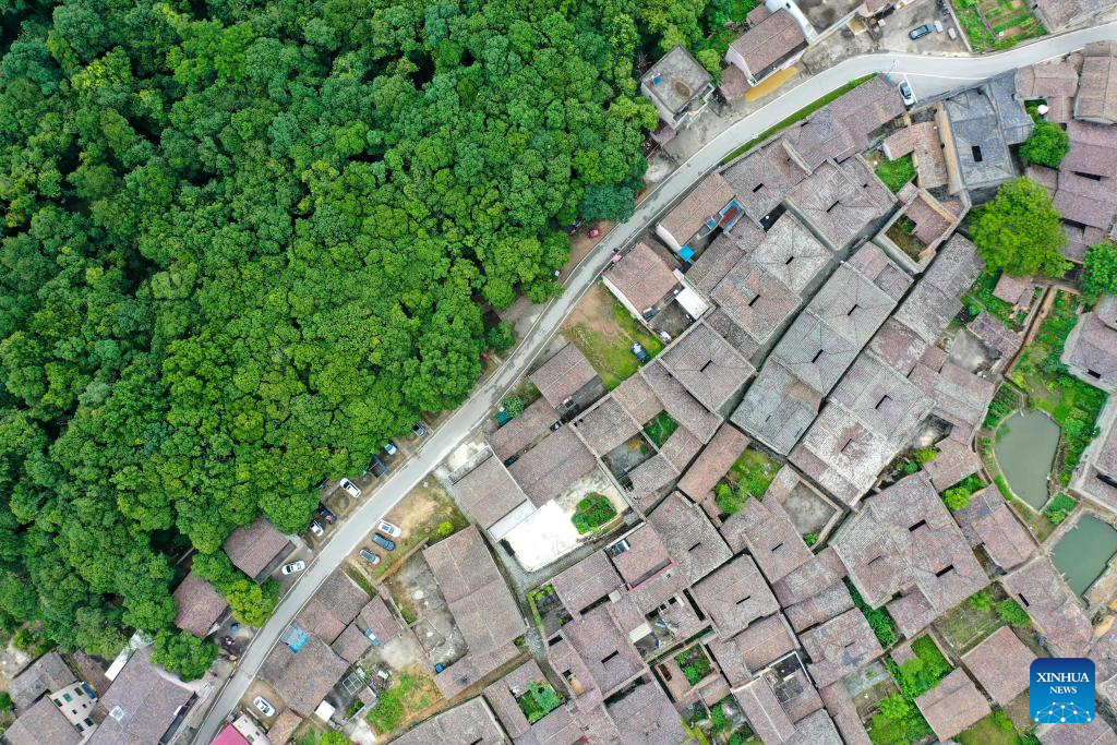 Foto dron bertarikh 9 Julai 2025 ini menunjukkan pemandangan Kampung Zhuqiao di kaunti Jinxi, bandar Fuzhou, provinsi Jiangxi, timur China. (Xinhua/Liu Jinhai)