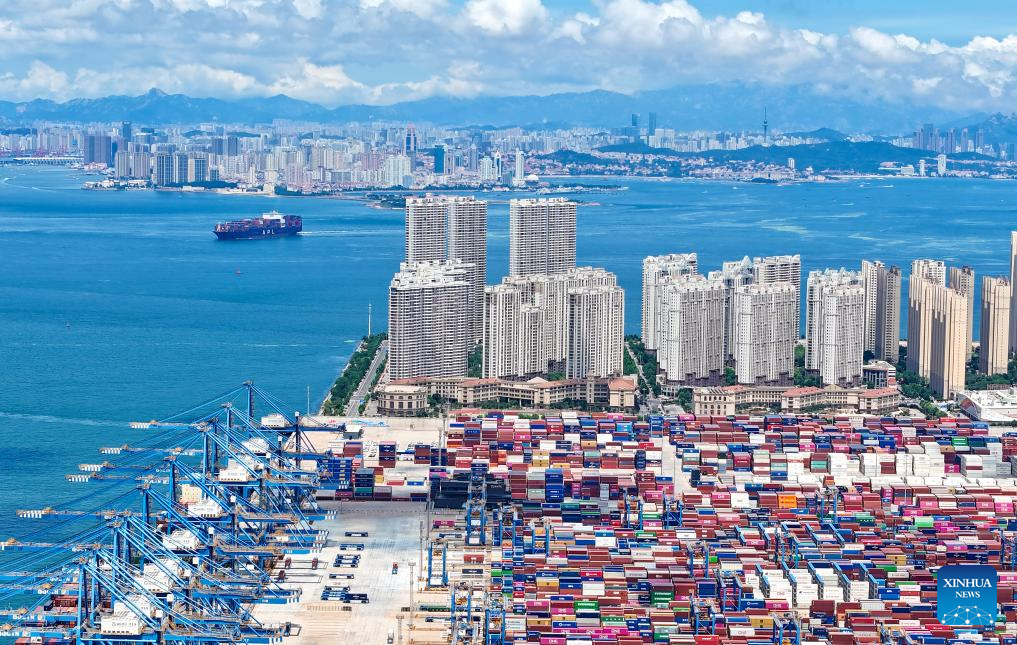 Foto udara yang diambil pada 8 Julai 2025 ini menunjukkan sebuah kapal kontena tiba di Pelabuhan Qingdao di provinsi Shandong, timur China. (Foto oleh Zhang Jingang/Xinhua)
