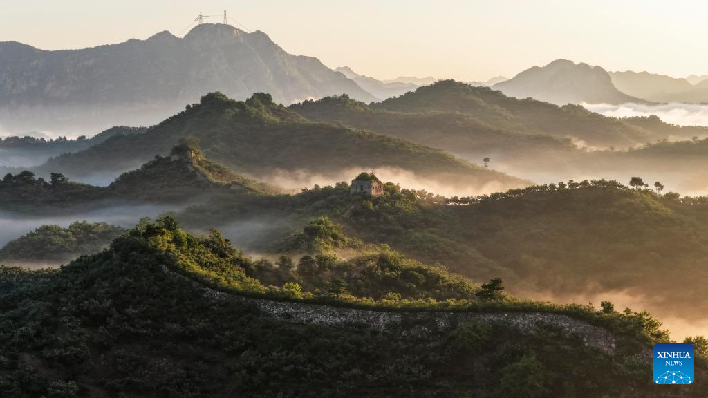 Foto dron yang diambil pada pagi 13 Julai 2025 ini memaparkan pemandangan seksyen Tembok Besar Hongshankou di bandar Zunhua, provinsi Hebei, utara China. (Foto oleh Liu Mancang/Xinhua)