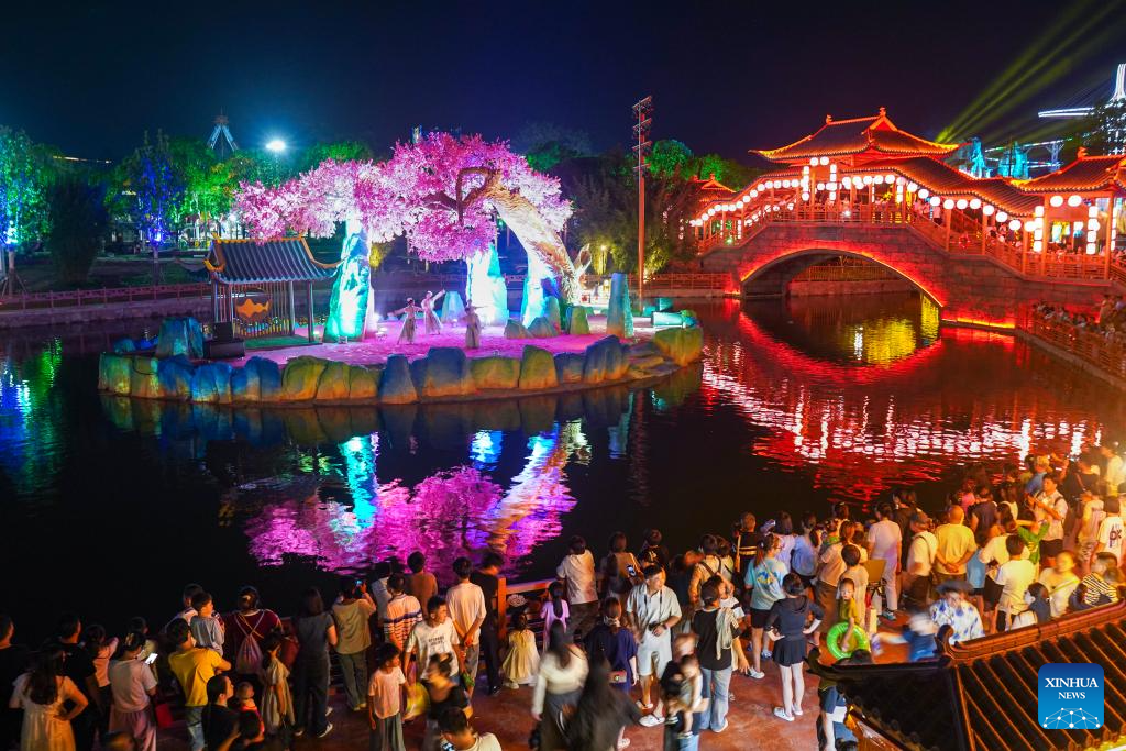 Pengunjung menikmati pemandangan malam di sebuah tapak peranginan di kaunti Anji, bandar Huzhou, provinsi Zhejiang, timur China, 4 Julai 2025. (Foto oleh Pan Xuekang/Xinhua)