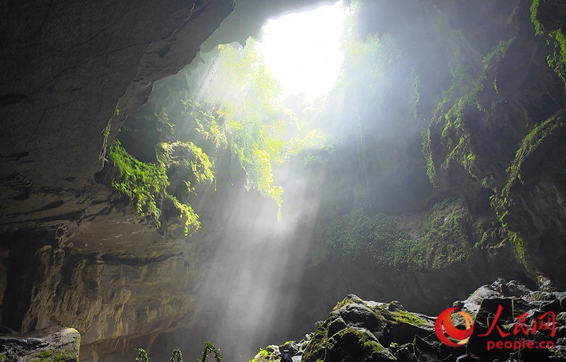 ‘Jendela langit’ di Gunung Jinzhong. (People's Daily Online/Lei Qijun)