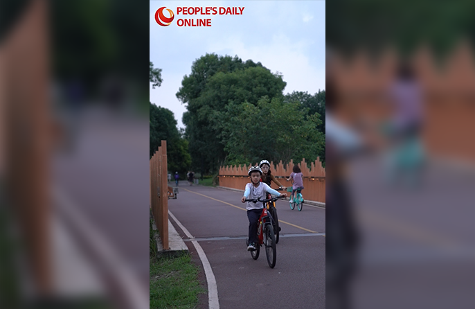 Berbasikal Keliling Chengdu Pada Malam Pertengahan Musim Panas