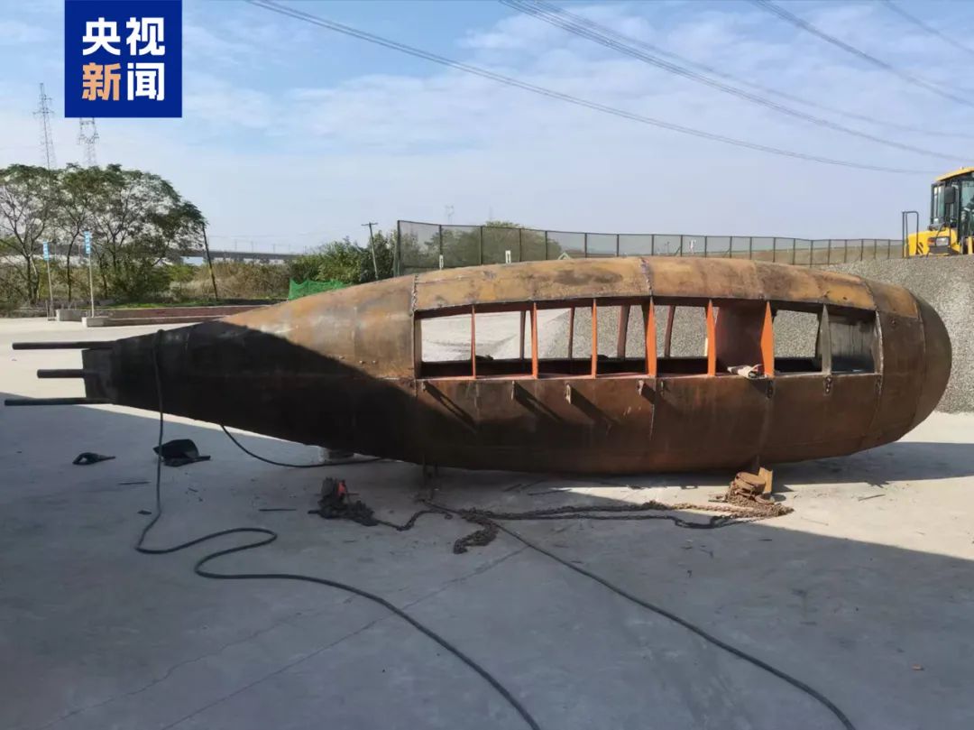 Foto menunjukkan struktur utama kapal selam seberat 5 tan dan mampu menyelam sehingga 8 meter yang dibina oleh Zhang Shengwu, seorang petani China mempunyai minat mendalam terhadap reka cipta. (Oleh CCTV News)