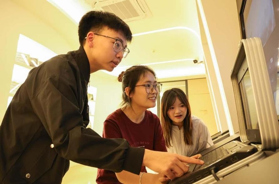 Di Kolej Jinjiang Universiti Sichuan, mahasiswa menggunakan teknologi AI untuk latihan kendiri dan pembelajaran praktikal. (People’s Daily Online/Peng Yong)
