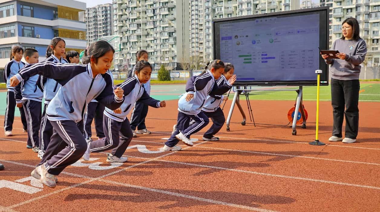 Pelajar berlatih berlari dengan dibantu oleh perkakasan sukan pintar di sebuah sekolah rendah di Qinhuangdao di Provinsi Hebei, utara China. (People’s Daily Online/Cao Jianxiong)