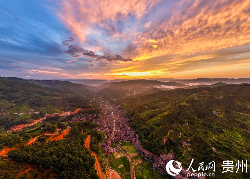 Foto sudut udara ini memaparkan pemandangan matahari terbenam di kampung Zhaoxing Dong di kaunti Liping, Kawasan Autonomi Miao dan Dong Qiangdongnan di Provinsi Guizhou, barat daya China. (People’s Daily Online/Yang Qian)