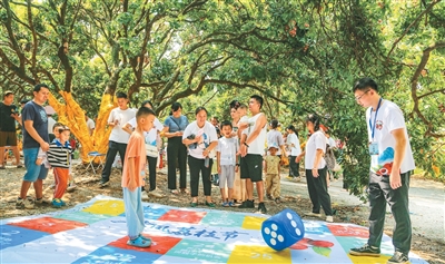 Foto memaparkan pelancong di kebun laici di kampung Gufeng, bandar Wuzhou, Wilayah Autonomi Zhuang Guangxi di selatan China. (Oleh Li Jieyuan)