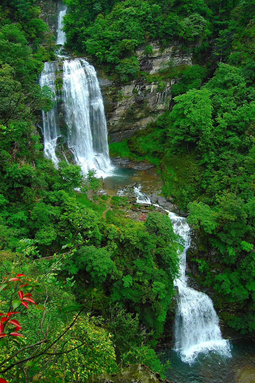 Foto memperlihatkan air terjun di Taman Hutan Negara Gunung Leigong di Provinsi Guizhou, barat daya China. (oleh Yang Zhiyong)