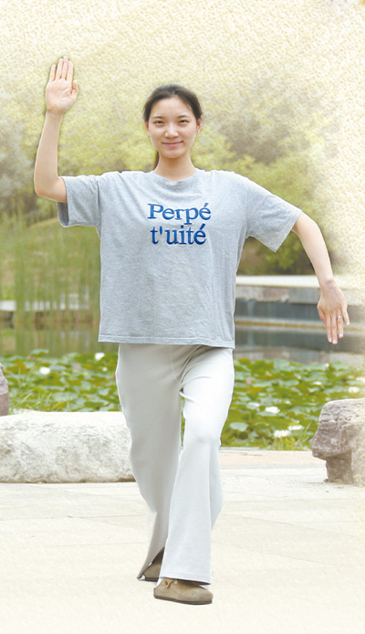 Seorang pelajar sedang mempraktiskan gimnastik radio yang diinspirasikan oleh Jiaguwen atau inskripsi tulang nujum di kampus Universiti Normal Anyang di Provinsi Henan, tengah China. (Foto oleh Huo Yaping)