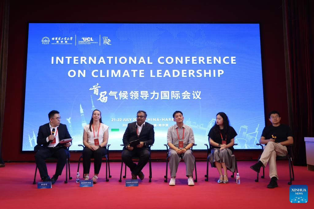 1.	Bronwyn Wake (dua dari kiri), ketua editor jurnal Nature Climate Change, dan Kannan Govindan (tiga dari kiri), profesor di University of Adelaide di Australia, menghadiri Persidangan Antarabangsa untuk Kepimpinan Iklim di Harbin, Provinsi Heilongjiang di timur laut China pada 22 Julai 2025. (Foto oleh Institut Teknologi Harbin menerusi Xinhua)
