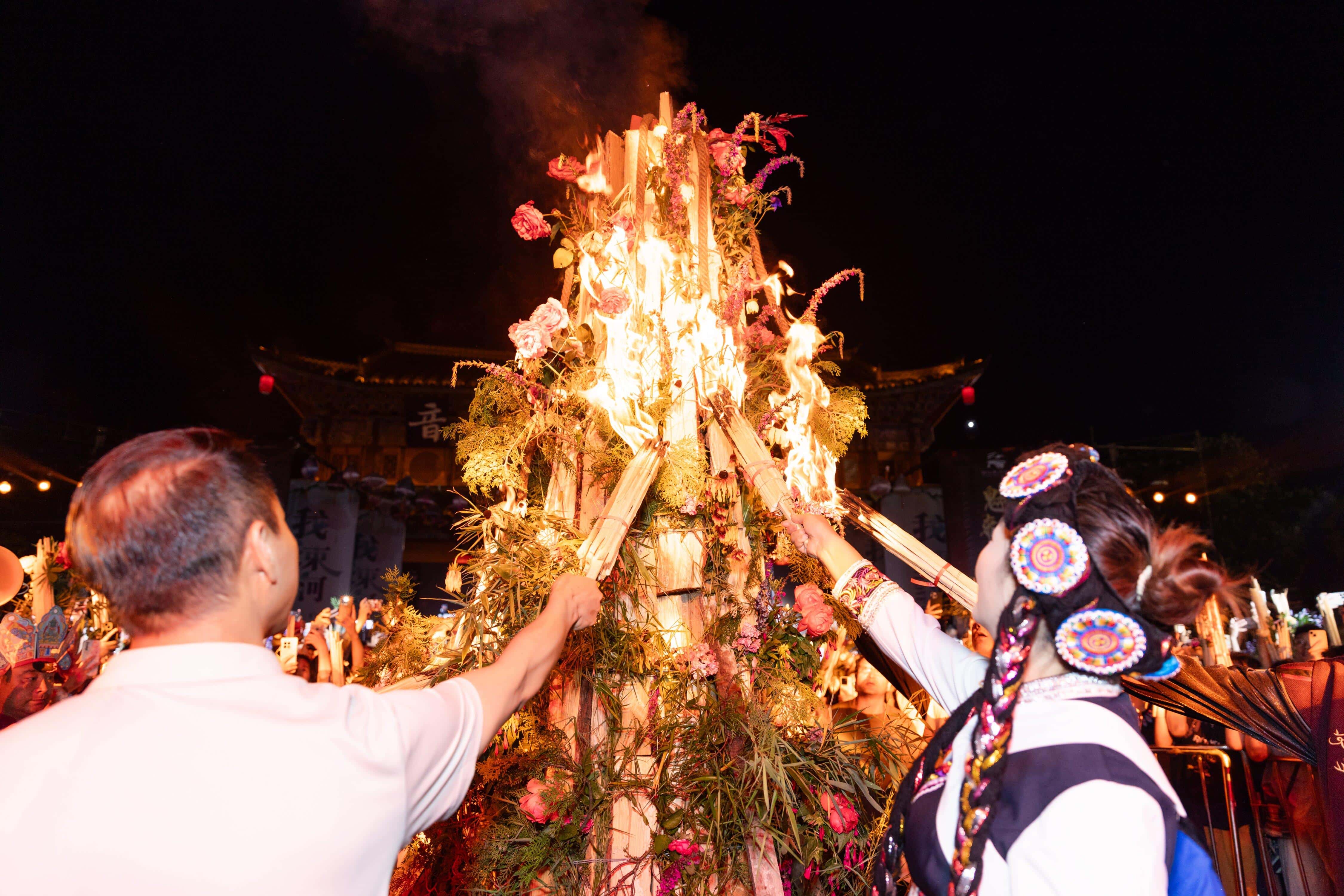 Orang ramai meraikan Pesta Obor pada hari ke-24 bulan keenam dalam kalendar lunar di Provinsi Yunnan, barat daya China. (Oleh Ma Dengke)