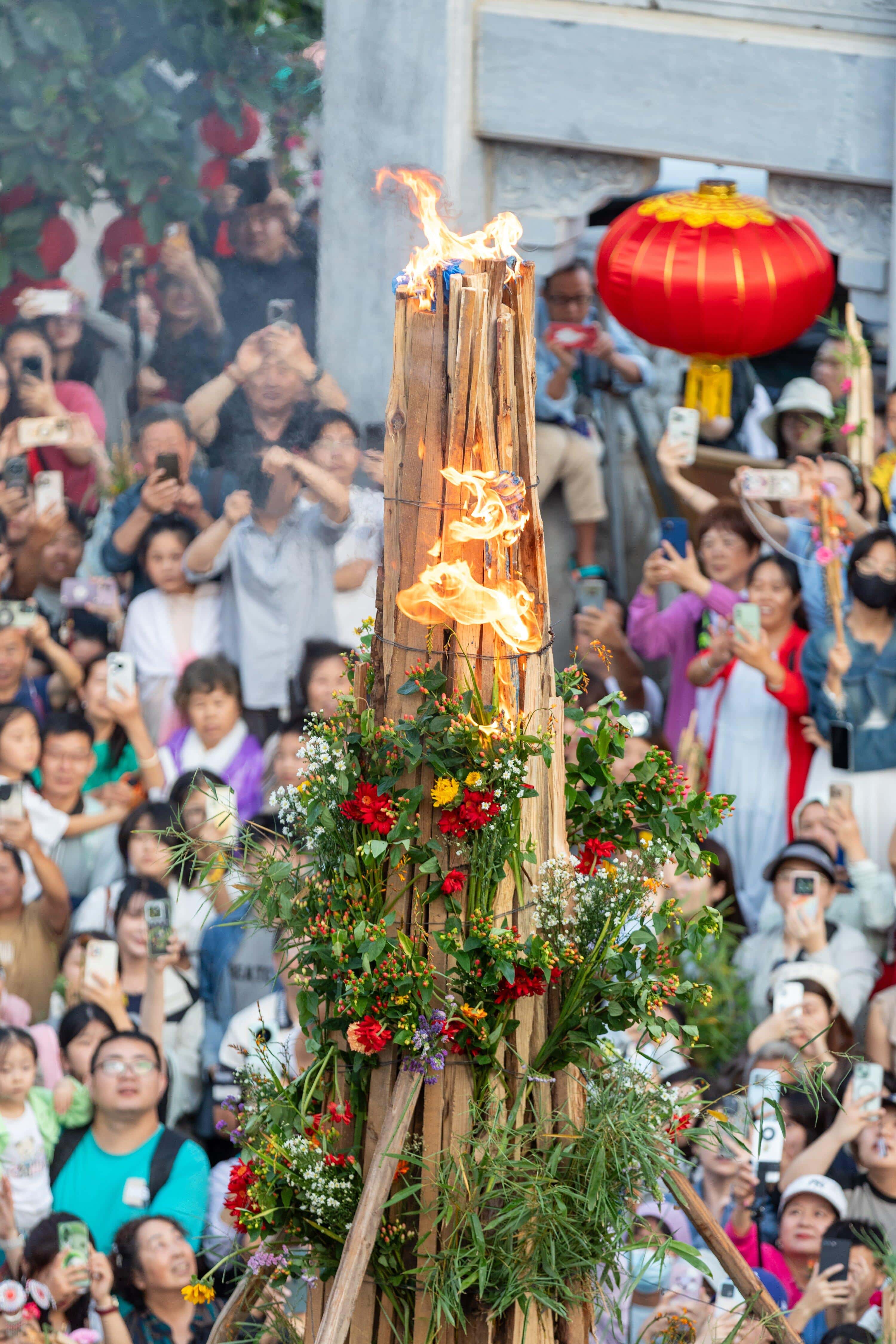  Orang ramai meraikan Pesta Obor pada hari ke-24 bulan keenam dalam kalendar lunar di Provinsi Yunnan, barat daya China. (Oleh Ma Dengke)