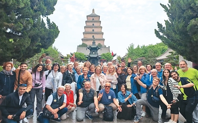 Pelancong dari negara-negara EU mengambil foto berkumpulan di hadapan Pagoda Angsa Liar Gergasi di Xi’an, Provinsi Shaanxi, barat laut China. (Foto ihsan Syarikat China Tourism Group Travel Services)