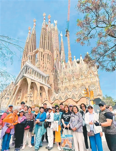 Pelancong China mengambil foto berkumpulan di Barcelona, Sepanyol. (Foto ihsan CYTS Aoyou)