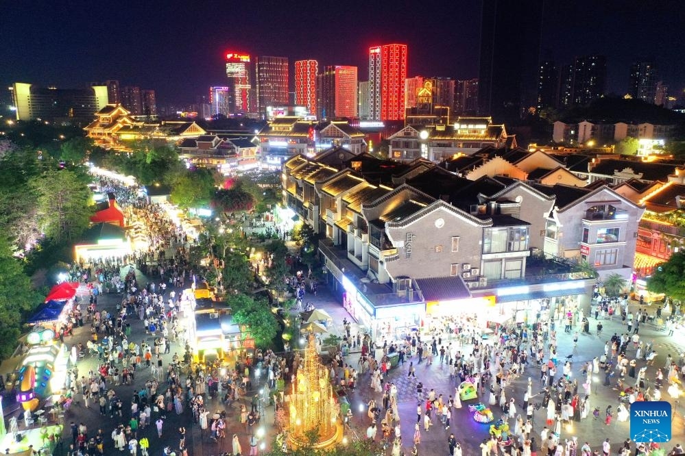 Sekeping foto sudut udara ini memaparkan orang ramai yang melawat pekan purba Yaobu di Liuzhou, Wilayah Autonomi Zhuang Guangxi di selatan China pada 3 Mei 2025. (Xinhua/Huang Xiaobang)