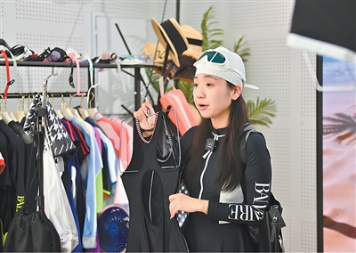  Seorang petugas di syarikat pakaian renang melakukan jualan dalam satu sesi penstriman langsung di bandar Xingcheng, Provinsi Liaoning di timur laut China. (Xinhua/Wu Qinghao)