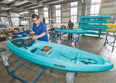Pekerja membuat kayak di kilang peralatan sukan di Cixi, Wilayah Zhejiang timur China. (Xinhua/Xu Yu)