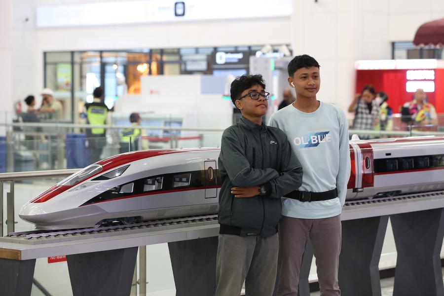 Penumpang mengambil foto dengan sebuah model unit pelbagai elektrik (EMU) HSR Jakarta-Bandung di ruang menunggu Stesen Halim di Jakarta, Indonesia, pada 19 Jun 2025. (Xinhua/Cen Yunpeng)