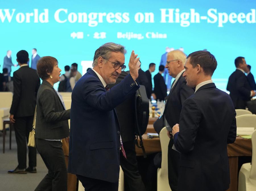 Tetamu saling berkomunikasi semasa Kongres Dunia Kereta Api Laju Kesatuan Kereta Api Antarabangsa (UIC) ke-12 di Beijing, ibu negara China pada 8 Julai 2025 dengan bertemakan ‘Kereta Api Laju: Inovasi dan Pembangunan untuk Kehidupan Lebih Baik’. (Xinhua/Xing Guangli)