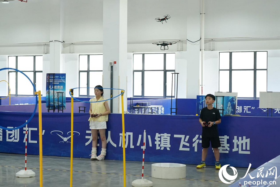 Golongan muda mempelajari tentang cara-cara untuk mengendalikan dron di pangkalan penerbangan pekan dron Rongchuanghui di Zon Pembangunan Industri Teknologi Tinggi Fuzhou di Provinsi Fujian, tenggara China. (People’s Daily Online/Lan Zhifei)