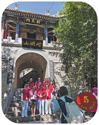 Penumpang bergambar di kawasan pemandangan Gunung Kongtong di bandar Pingliang, Provinsi Gansu di barat laut China. (Foto oleh Cao Wenfu)