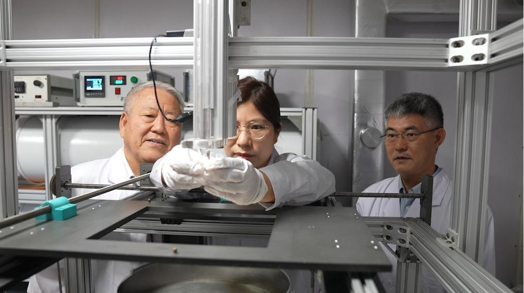 Penyelidik dari Institut Geologi dan Geofizik, Akademi Sains China, meletakkan sampel tanah bulan ke dalam magnetometer superkonduktor. (Foto ihsan Institut Geologi dan Geofizik, Akademi Sains China)