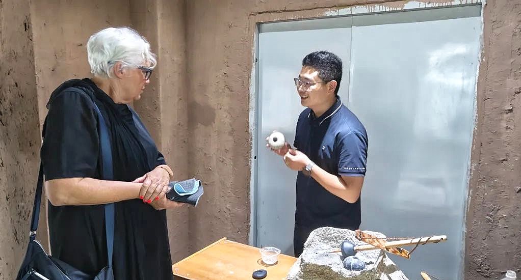 Ahli mineralogi Austria, Vera Hammer (kiri) melawat Muzium Cerita Kunlun di Hotan, Wilayah Autonomi Uygur Xinjiang di barat laut China. (Foto oleh Zhang Wenmengdi)