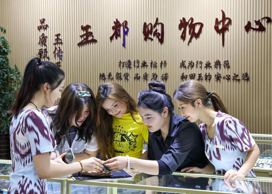 Pelancong membeli-belah di sebuah kedai jed di Hotan, Wilayah Autonomi Uygur Xinjiang di barat laut China. (Foto oleh Xu Xiaolong)