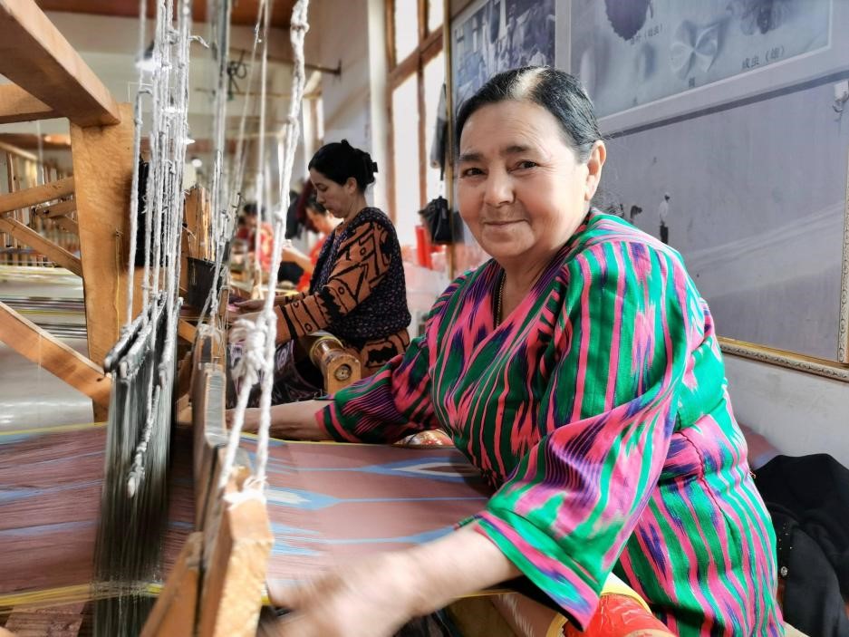 Artis bekerja di bengkel sutera Etles di Hotan, Wilayah Autonomi Uygur Xinjiang di barat laut China. (Foto oleh Guli)