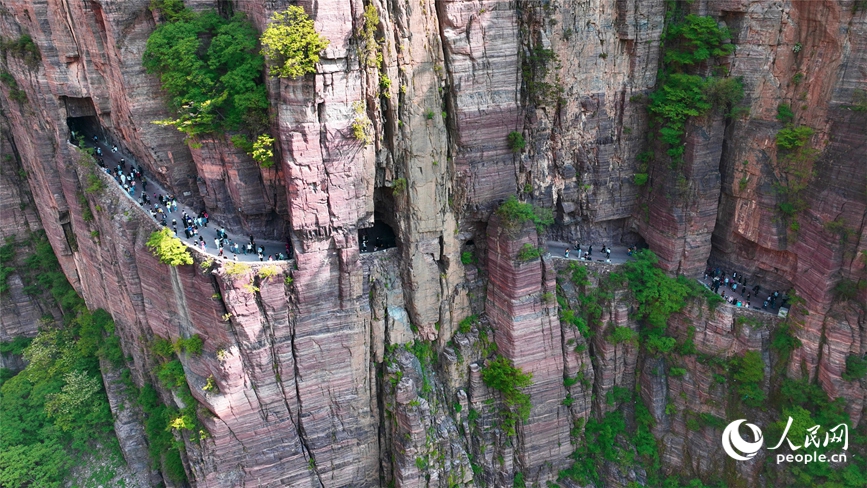 “Jalan tebing” di kampung Guoliang menjadi tarikan pelancong.