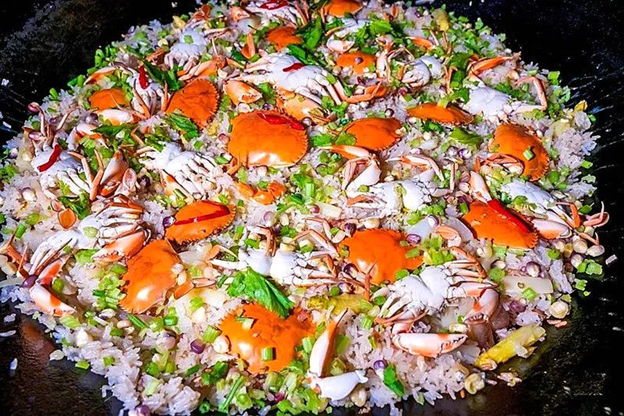 6.	Foto mempamerkan hidangan nasi ketam yang ditawarkan oleh Zhang Xueming, seorang penduduk tempatan di kaunti Yunxiao, bandar Zhangzhou, Provinsi Fujian di tenggara China. (Foto ihsan pusat media bersepadu kaunti Yunxiao)