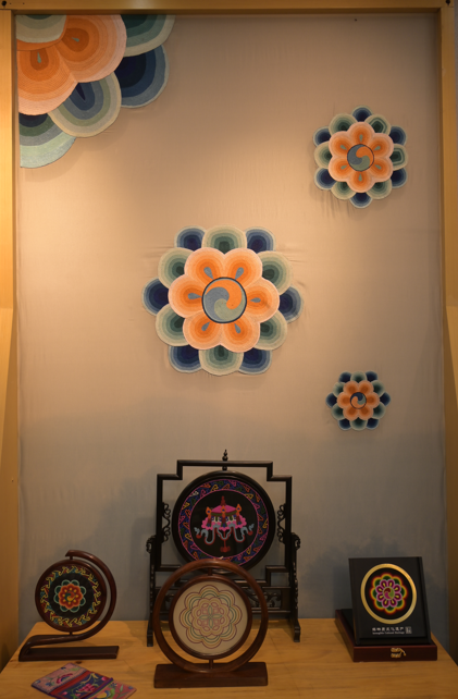 Foto memperlihatkan kraf tangan sulaman yang dihasilkan menggunakan Panxiu, iaitu gaya sulaman tradisional yang berusia ribuan tahun dan unik buat kumpulan etnik Tu di kaunti autonomi Tu Huzhu di Provinsi Qinghai, barat laut China. (Foto oleh People’s Daily APP)