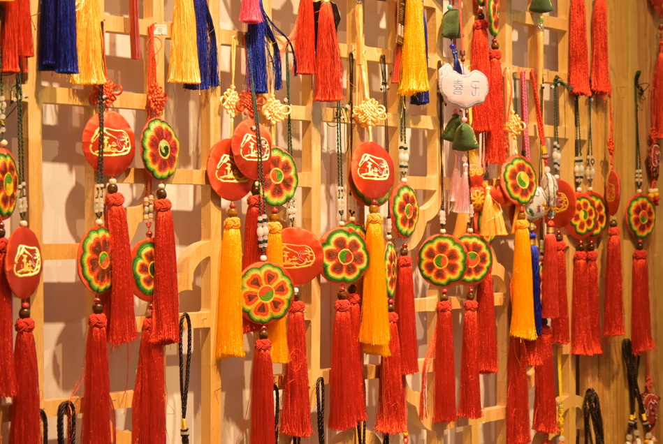 Foto menunjukkan kraf tangan yang disulam menggunakan Panxiu, iaitu gaya sulaman tradisional yang berusia ribuan tahun dan unik buat kumpulan etnik Tu di kaunti autonomi Tu Huzhu di Provinsi Qinghai, barat laut China. (Foto oleh People’s Daily APP)