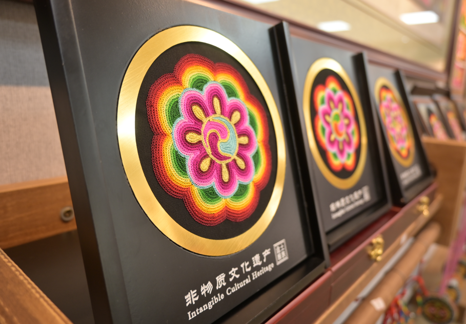 Foto memaparkan kraf tangan yang disulam menggunakan Panxiu, iaitu gaya sulaman tradisional yang berusia ribuan tahun dan unik buat kumpulan etnik Tu di kaunti autonomi Tu Huzhu di Provinsi Qinghai, barat laut China. (Foto oleh People’s Daily APP)