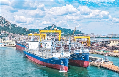 Foto menunjukkan sebuah pangkalan membaik pulih dan membina kapal di Zon Pentadbiran Shidao, bandar Rongcheng, Provinsi Shandong di timur China. (Foto oleh Li Xinjun)