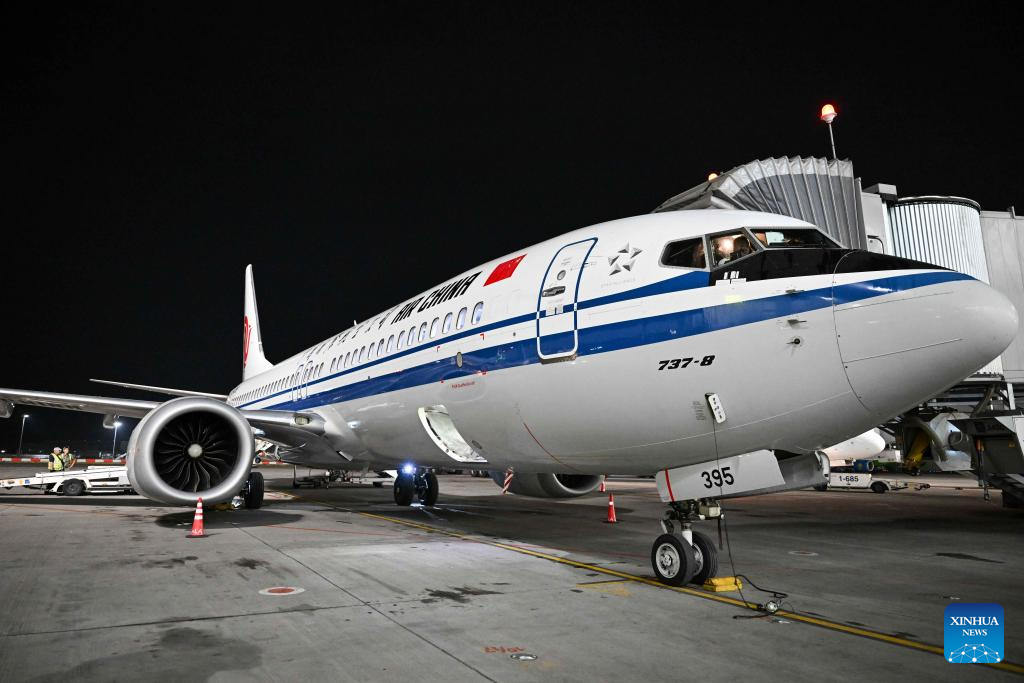 Pesawat penumpang Air China yang melakukan penerbangan pertama dari Beijing ke Almaty tiba di Lapangan Terbang Antarabangsa Almaty di Kazakhstan, 30 Julai 2025. Pada Rabu, syarikat penerbangan China, Air China telah melancarkan laluan udara secara terus antara Beijing dan Almaty, dengan satu upacara pelancaran sempena penerbangan pertama telah diadakan di Lapangan Terbang Antarabangsa Almaty. (Xinhua/Li Renzi)
