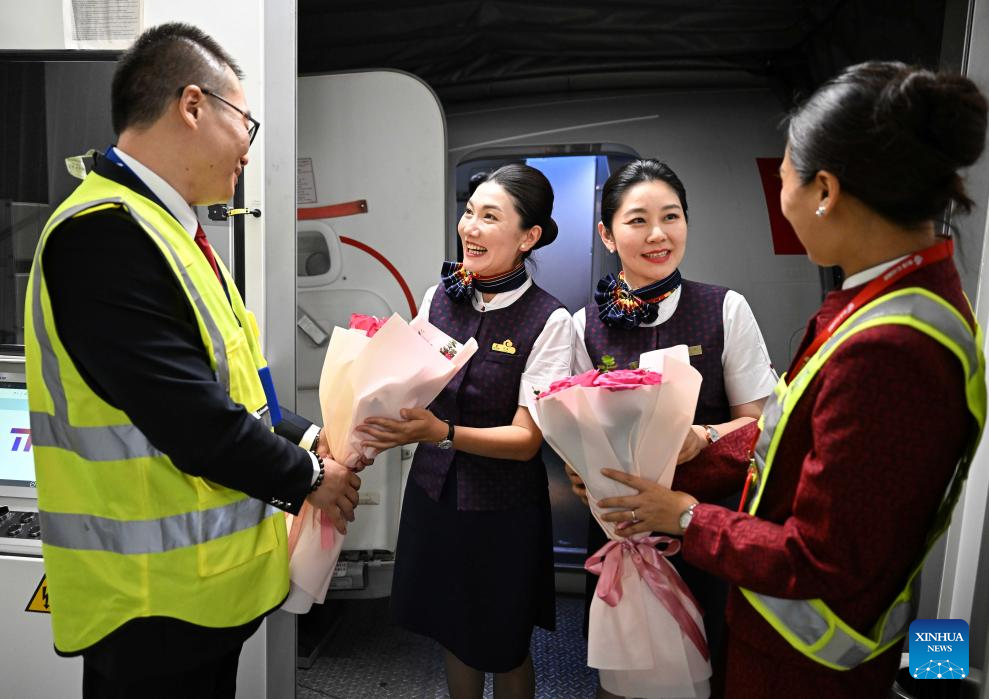 Anak kapal yang bertugas pada penerbangan sulung baharu dari Beijing ke Almaty disambut di Lapangan Terbang Antarabangsa Almaty di Kazakhstan pada 30 Julai 2025. (Xinhua/Li Renzi)