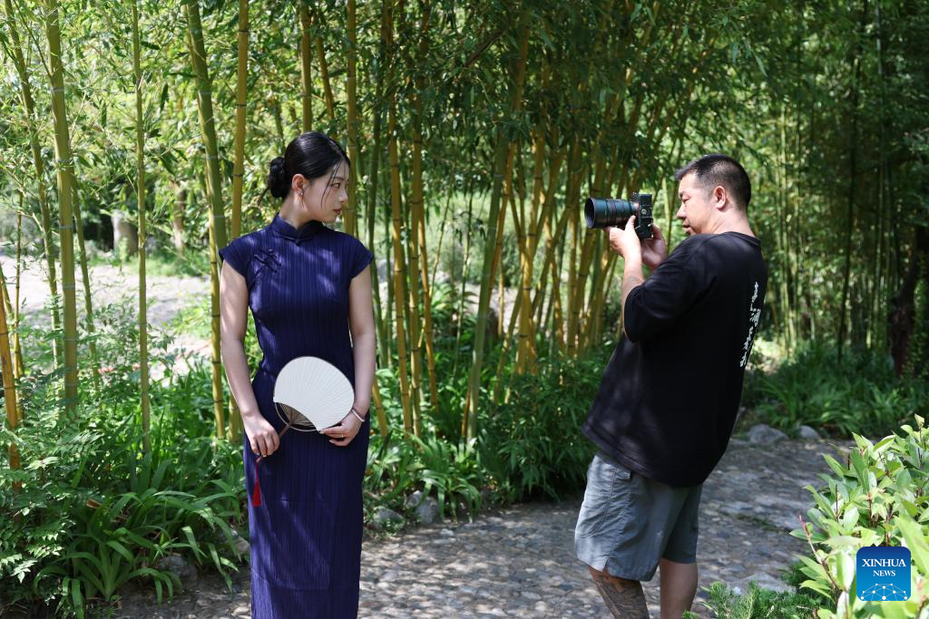 Pelancong mengambil foto di tapak peringatan Du Fu di Kaunti Chengxian, Provinsi Gansu di barat laut China pada 13 Julai 2025. (Xinhua/Chen Bin)
