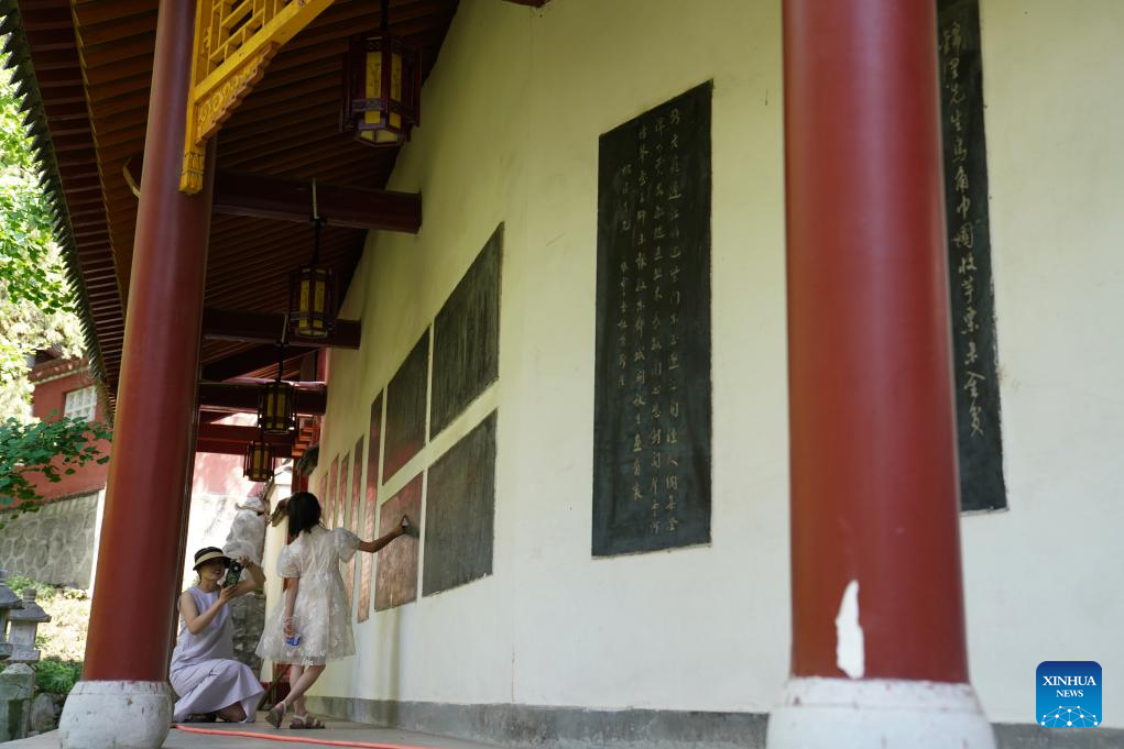 Pelancong melawat tapak peringatan Du Fu di Kaunti Chengxian, Provinsi Gansu di barat laut China pada 13 Julai 2025. (Xinhua/Ma Ning)