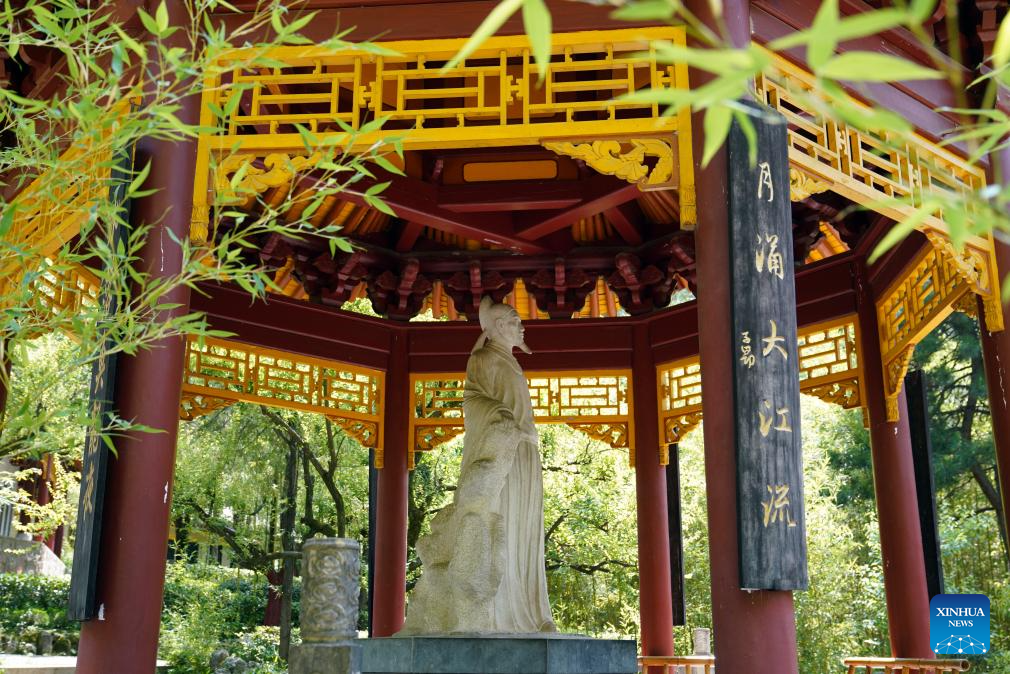 Foto memperlihatkan tugu penyajak purba China, Du Fu di tapak peringatan Du Fu di Kaunti Chengxian, Provinsi Gansu di barat laut China pada 13 Julai 2025. (Xinhua/Ma Ning)