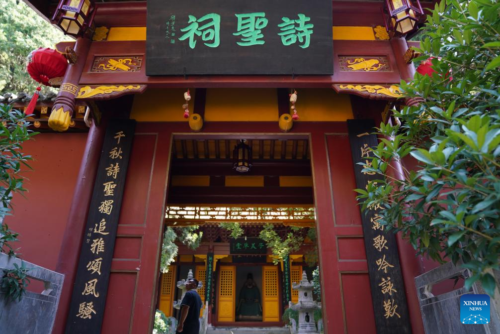 Seorang pelancong melawat tapak peringatan Du Fu di Kaunti Chengxian, Provinsi Gansu di barat laut China pada 13 Julai 2025. (Xinhua/Ma Ning)